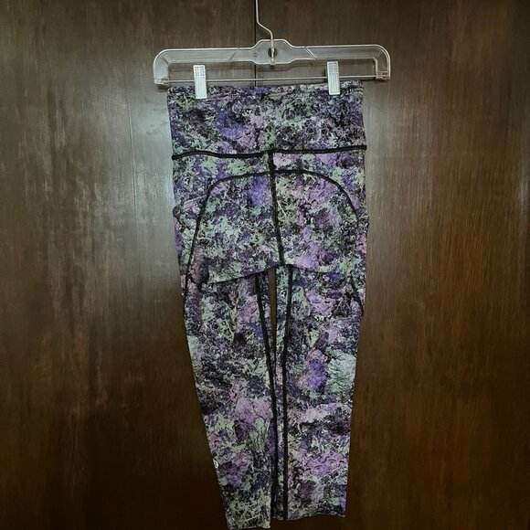 Lululemon Capri Size 4 - Picture 2 of 4